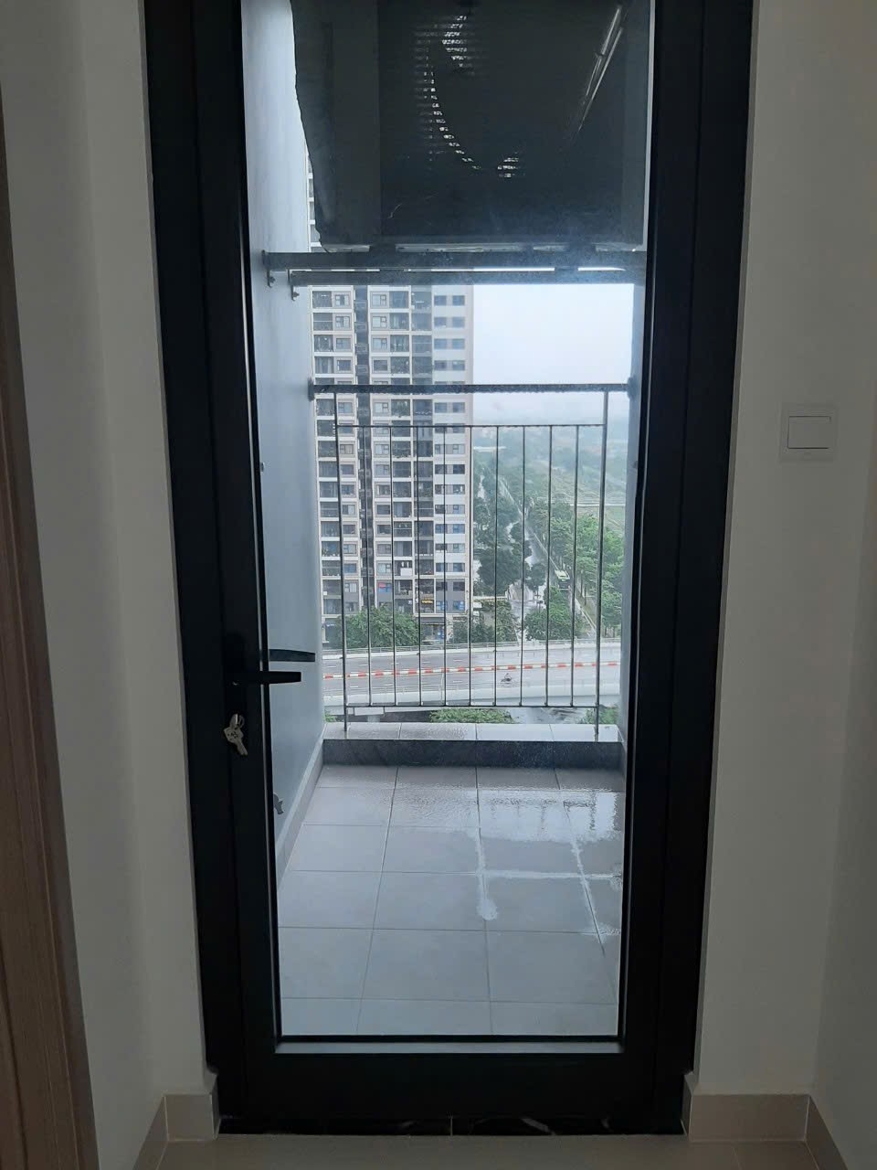 Căn hộ Vinhome Smart City 64m2 - 2PN, tầng trung view đẹp, ban công Đông Nam mát mẻ