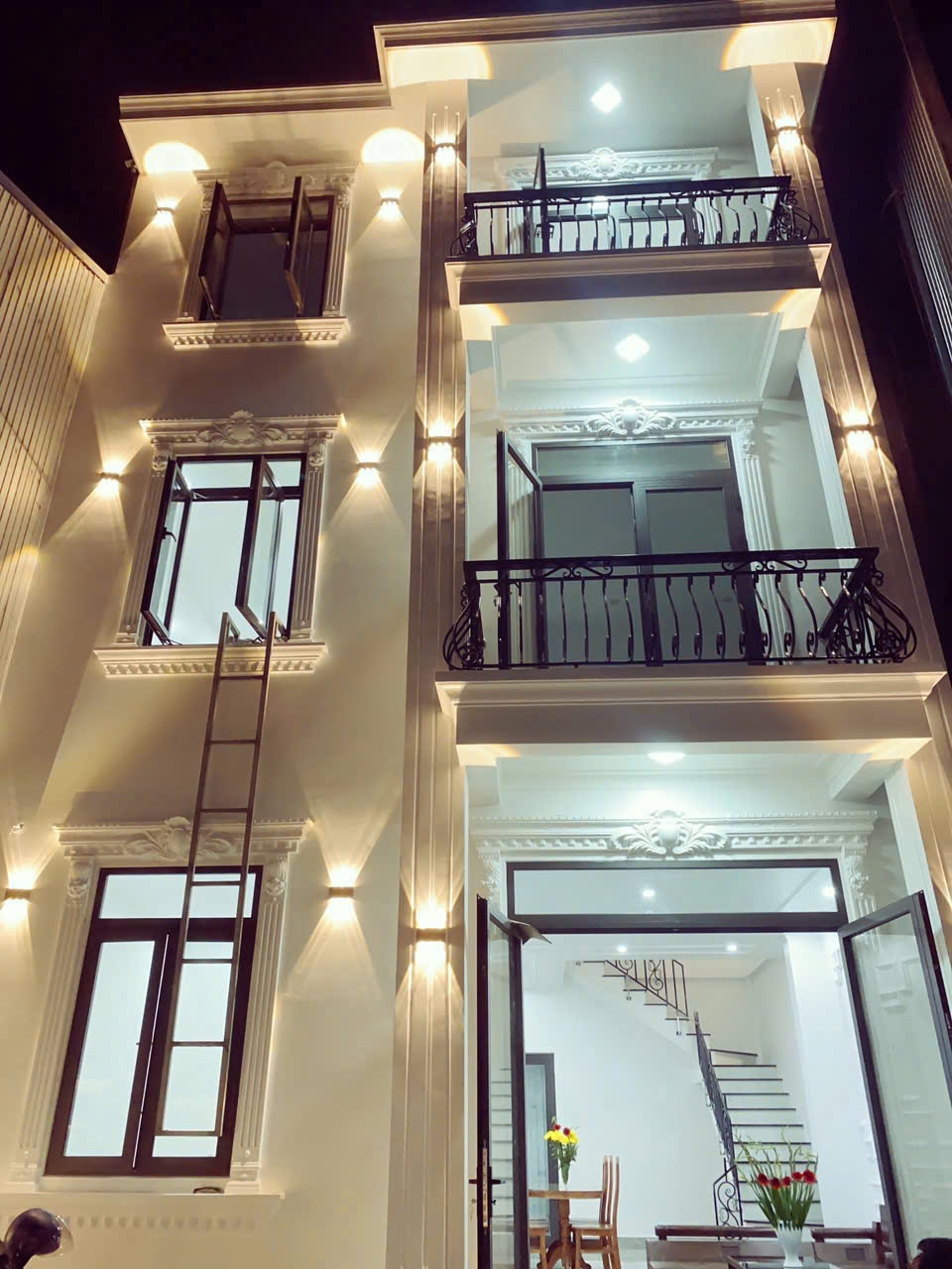 Nhà 3 tầng đẹp, sát Chợ Mai, Mỹ Thượng. Sân ô tô, full nội thất. Giá 3.1xx tỷ.