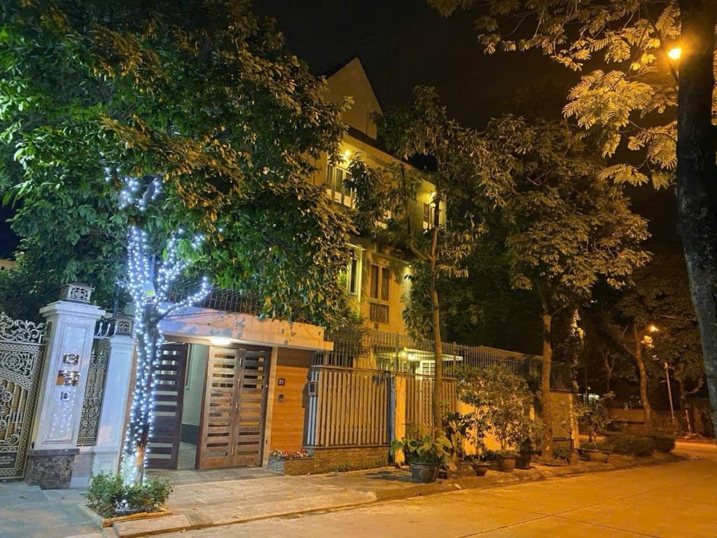 Bán gấp biệt thự phố Hàm Nghi, Nam Từ Liêm: 100m2, 4 tầng, mặt tiền 10m, sổ đỏ sẵn sàng