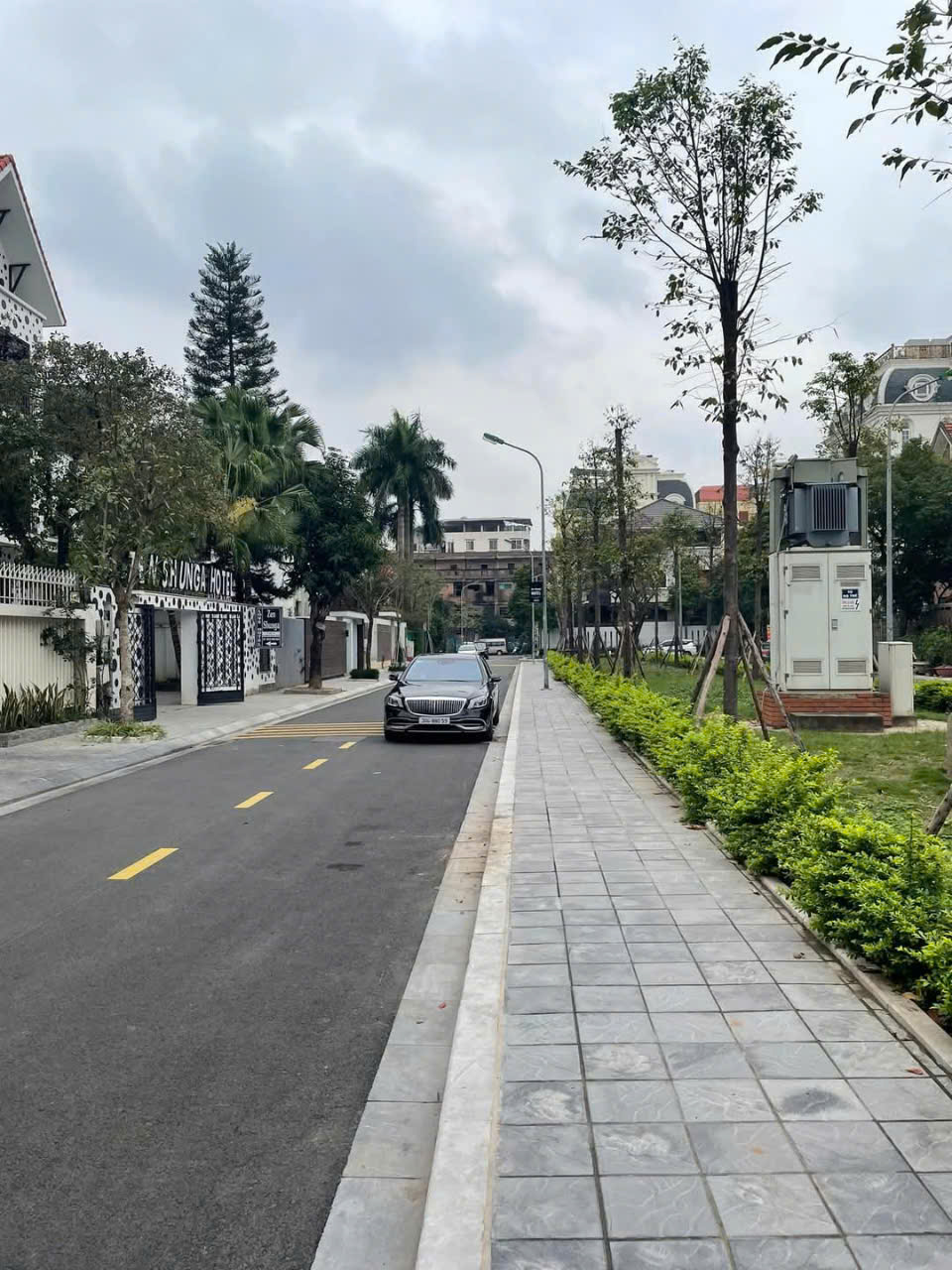 Siêu biệt thự 400m2 Yên Hòa, mặt tiền 17.5m, 3.5 tầng, sân vườn, gara, sổ đỏ sẵn sàng